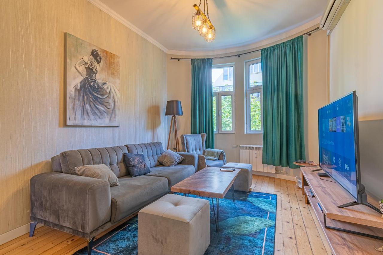 Апартаменты 5 Seconds Away From The Main Street, Free Secured Parking София Экстерьер фото